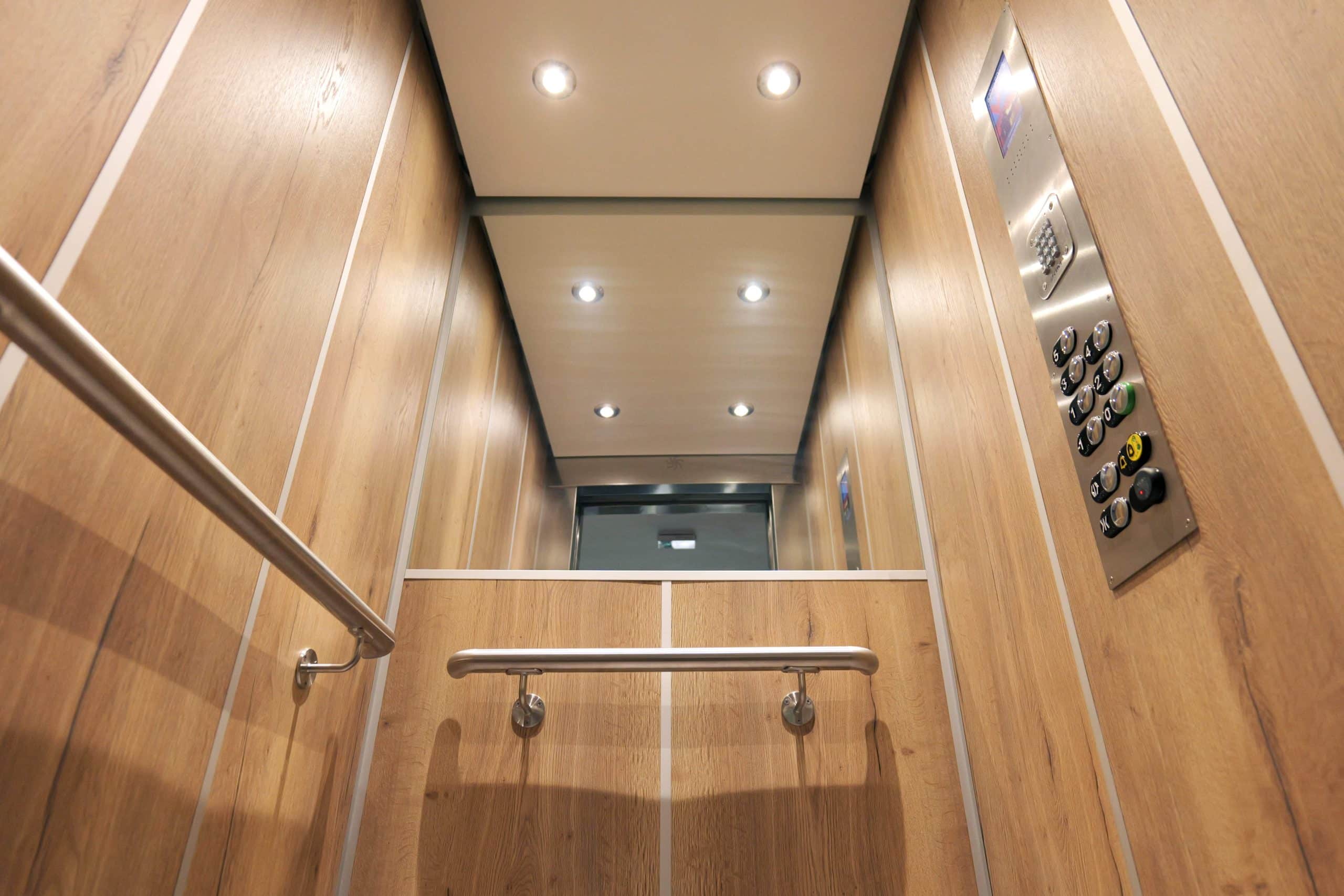 Ascenseur Liftman en contre plongée