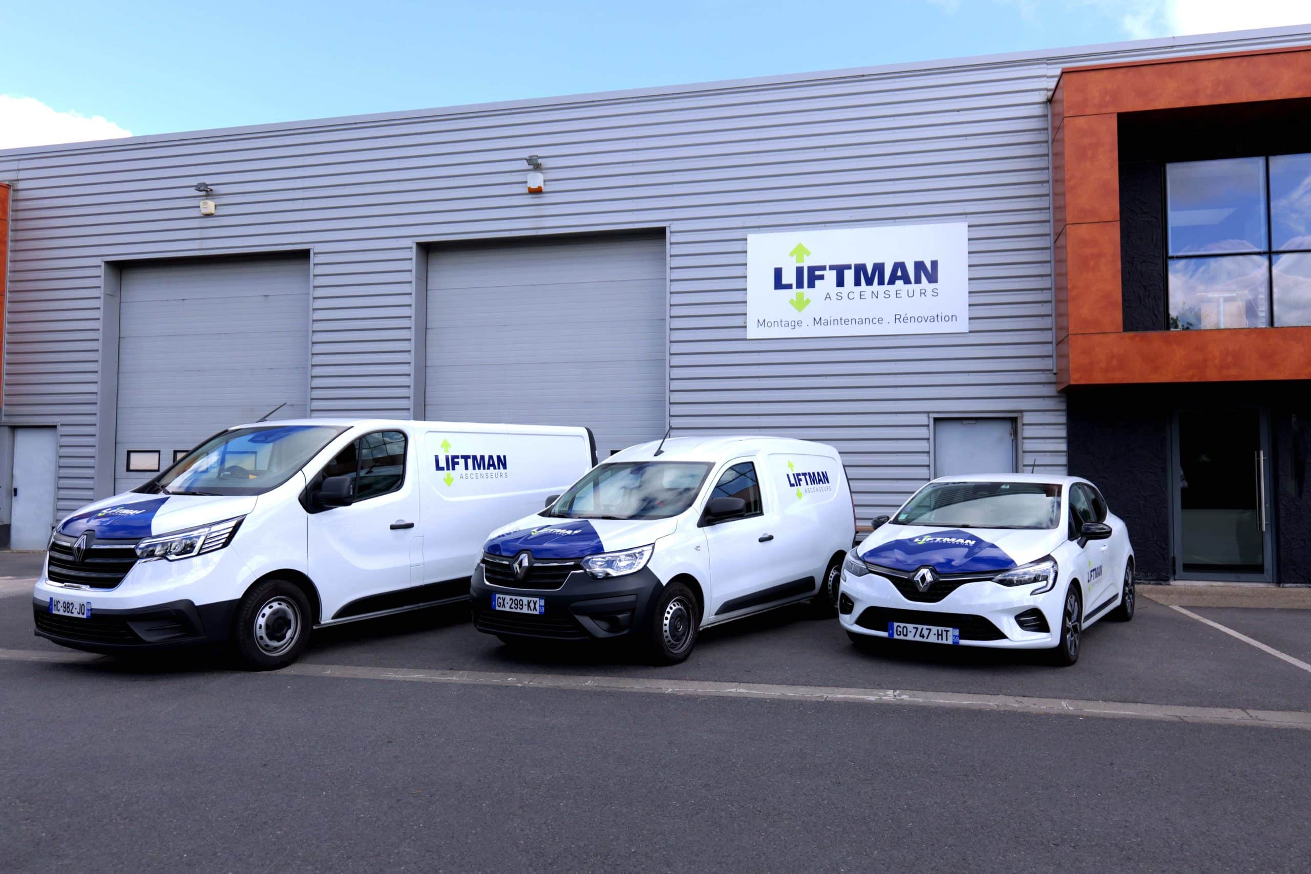 Flotte de véhicules Liftman devant les locaux Liftman