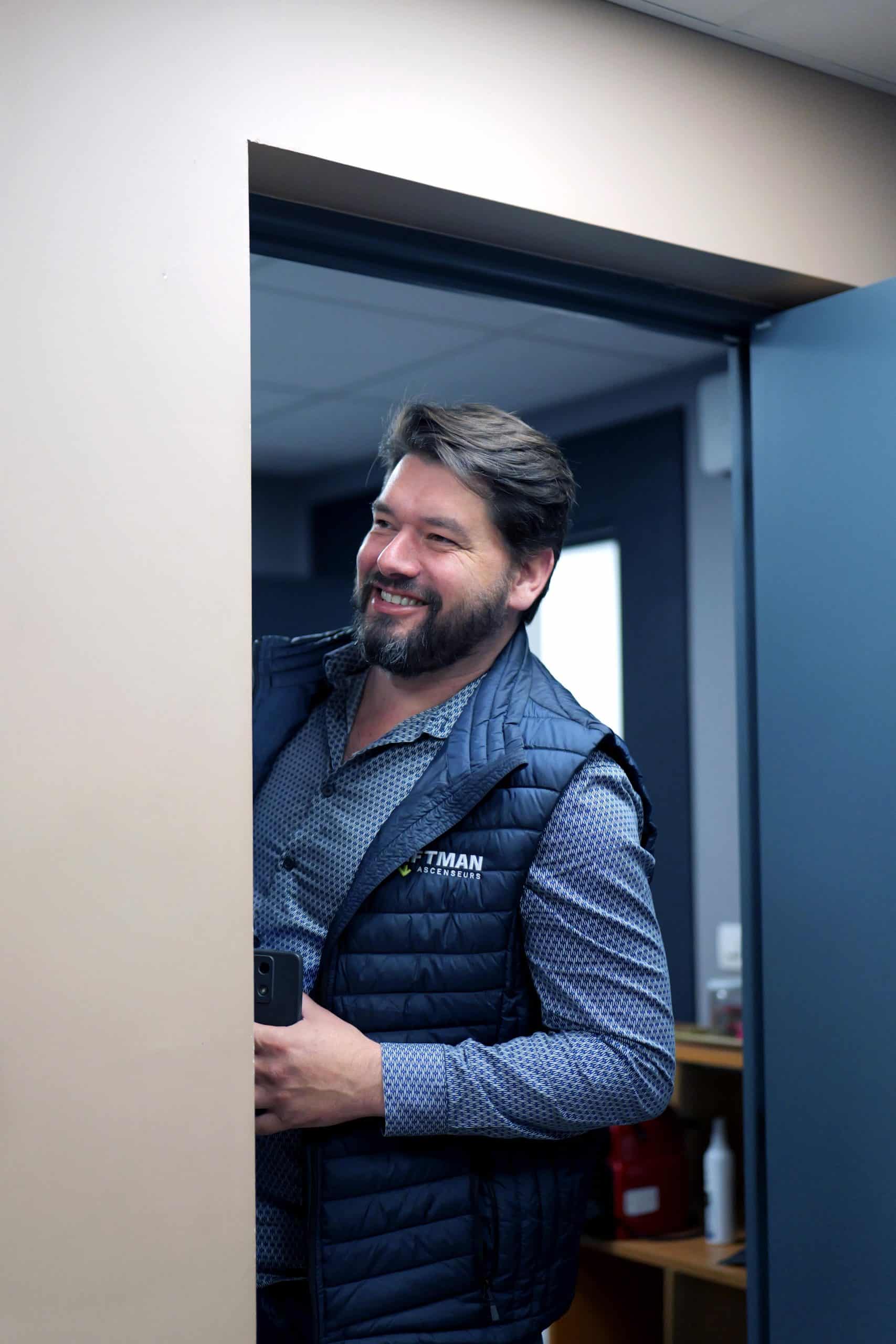 Commercial Liftman souriant dans les locaux