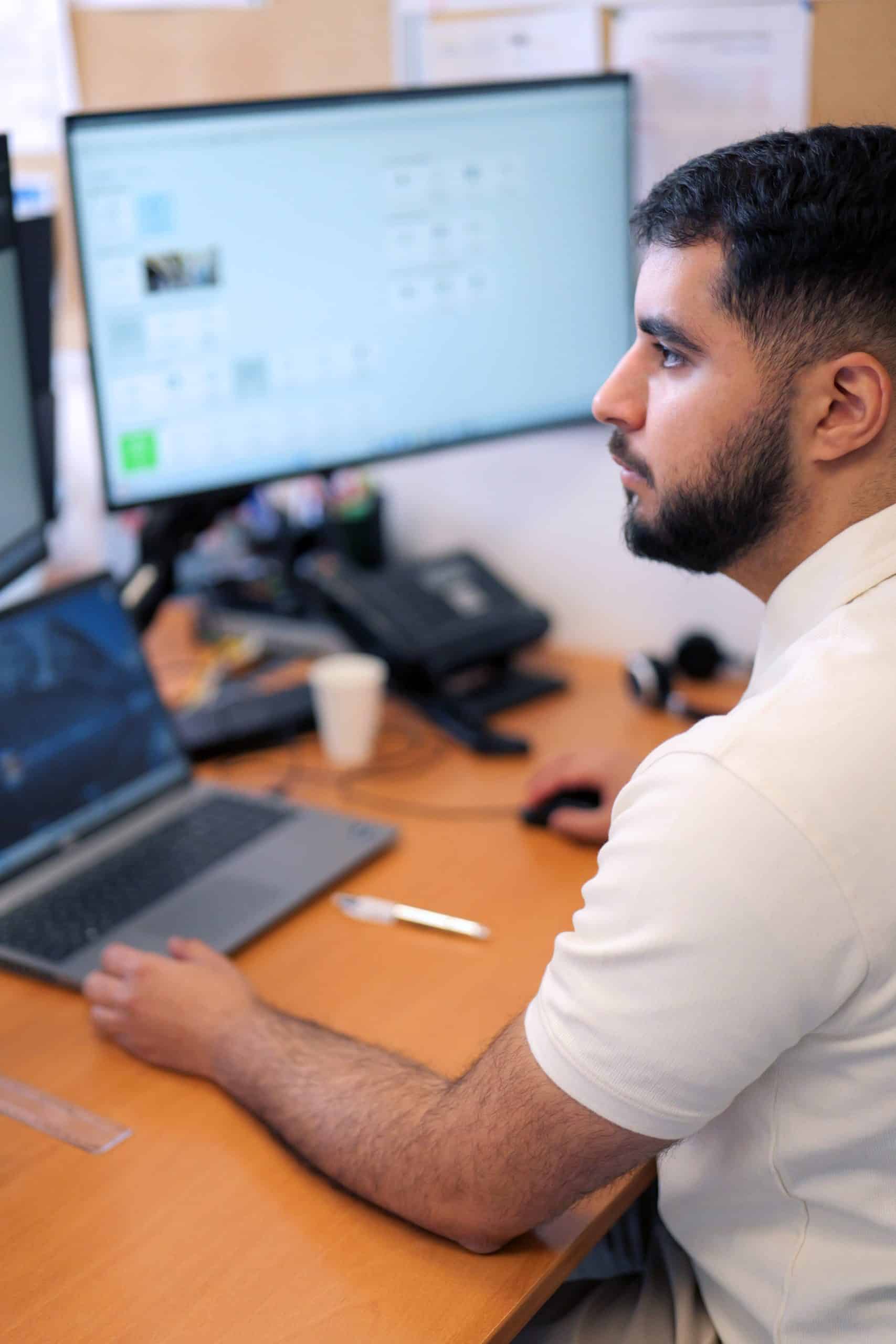 Comptable Liftman à son bureau