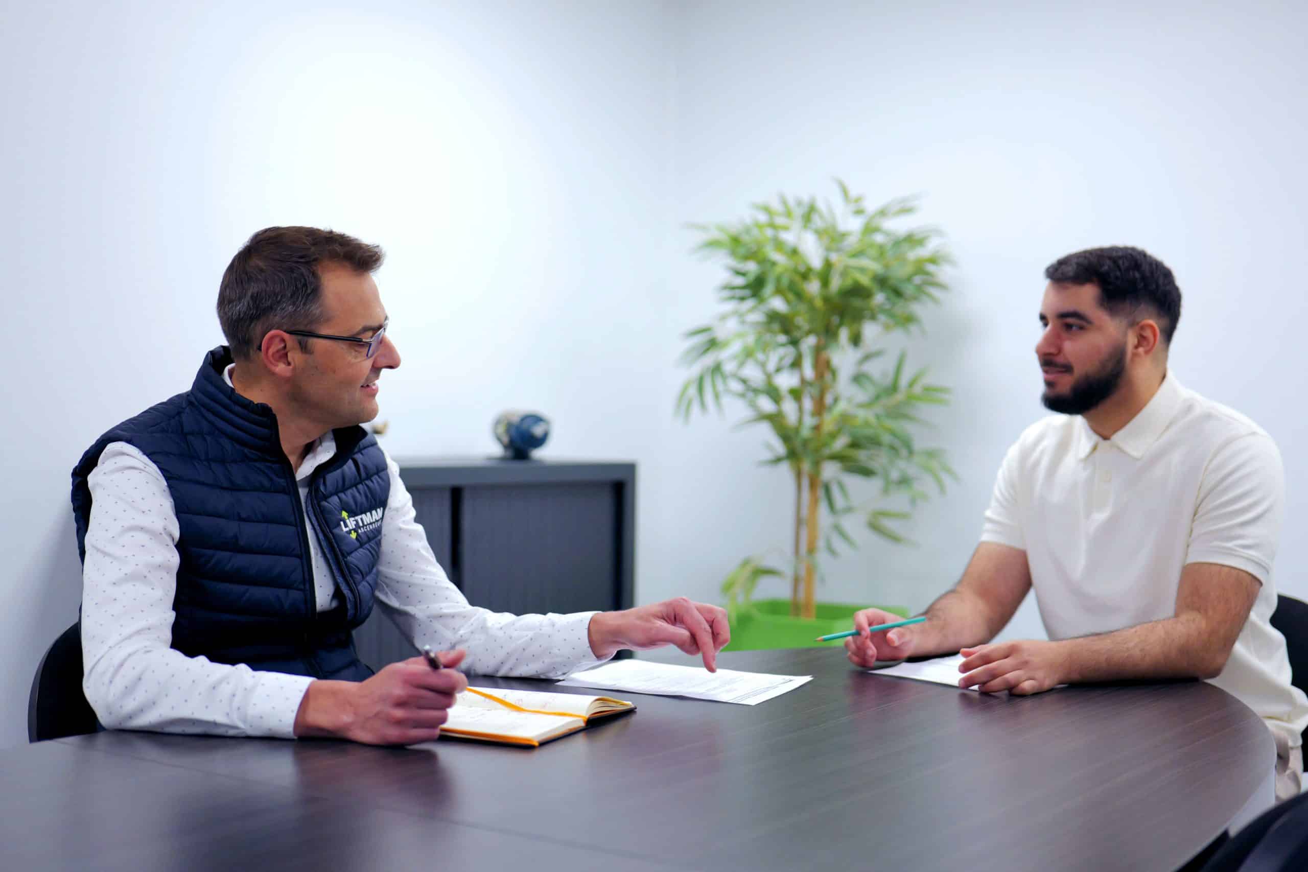 Salarié Liftman en entretien avec un candidat