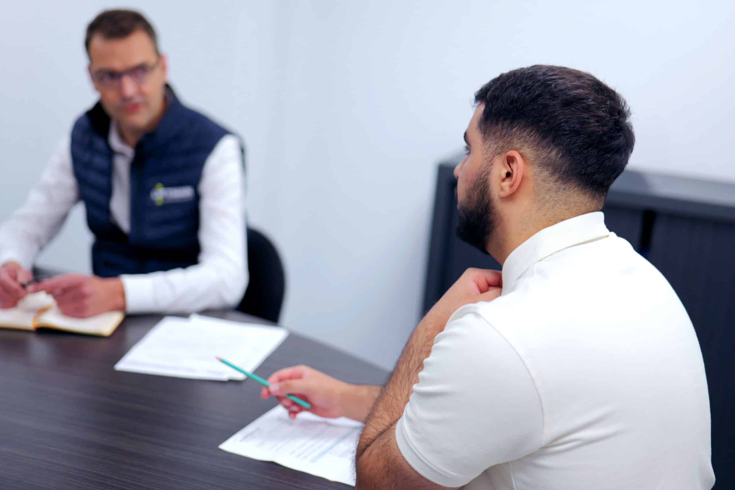 2 salariés Liftman discutant autour d'une table