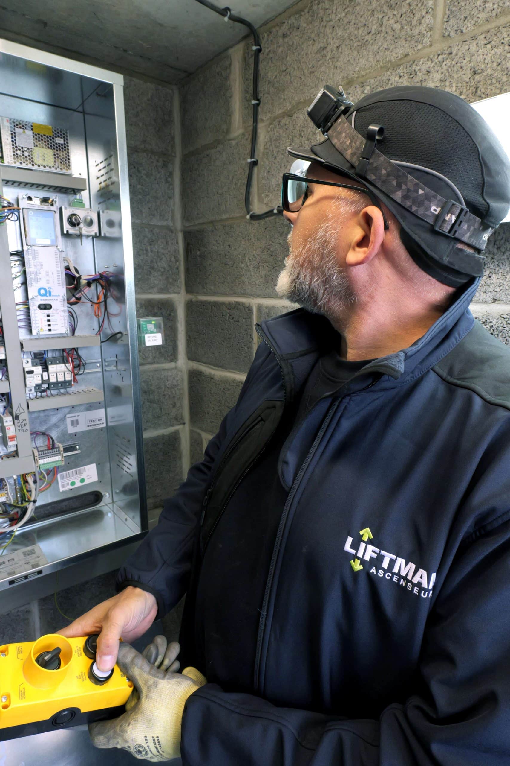 Technicien Liftman en intervention sur le tableau électrique